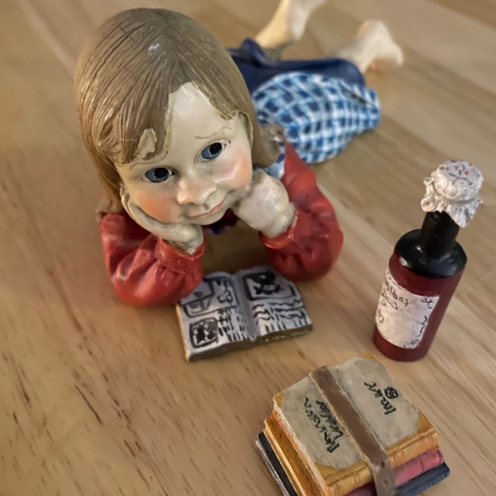 FARMHOUSE SCHOOL GIRL FIGURE